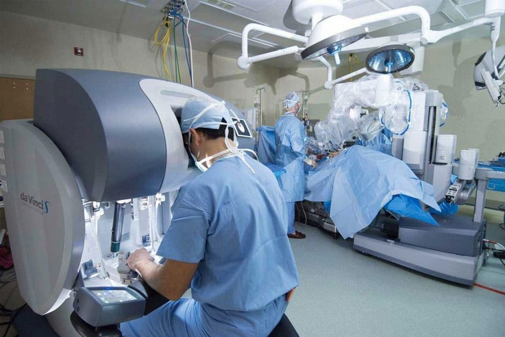 Cirurgia Robótica - Dr. Gustavo Henklain